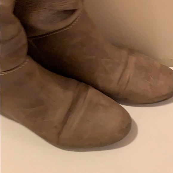 Women’s taupe tall boot. - Picture 3 of 7